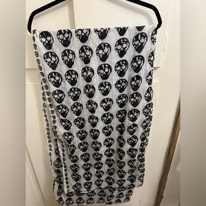 COPY - Scarf, black and white with skulls.
